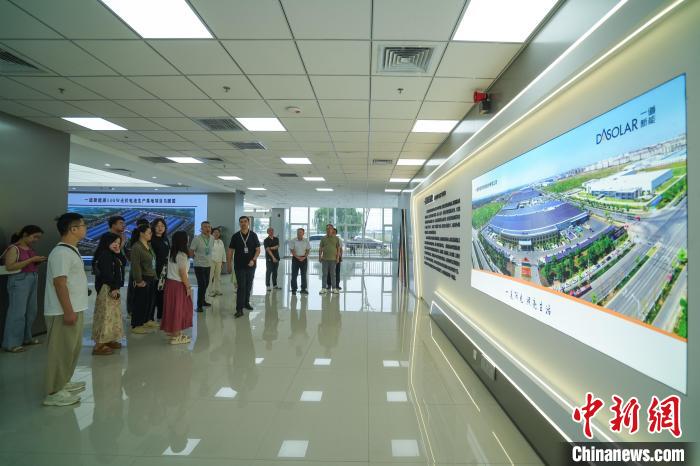 2 “能源强国·‘碳’路先行”网上主题宣传活动采访团走进忻州光伏产业园一道新能源科技(忻州)有限公司14GW光伏电池生产基地。　武俊杰 摄.jpg