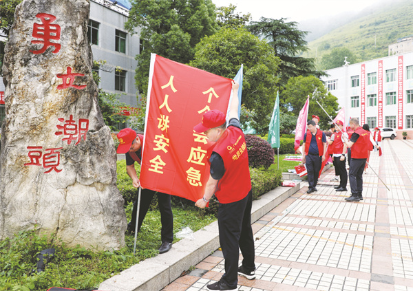 8-2 1 2主题党日义务劳动.jpg