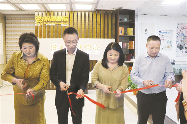 5-2 4嘉宾为汾酒文化中心启幕剪彩.jpg