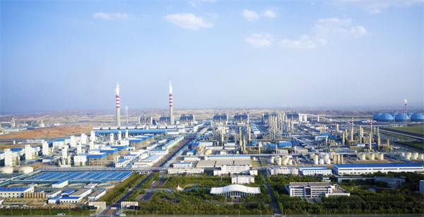 2 位于宁夏宁东能源化工基地、在戈壁荒滩上崛起的宁夏煤业400万吨煤制油项目。新华社发.jpg