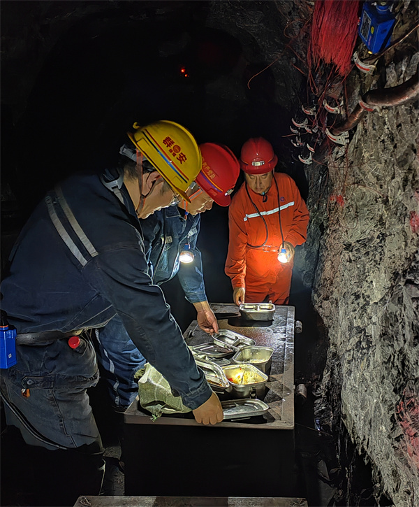 3绿水洞煤矿工会突击检查井下班中餐.jpg