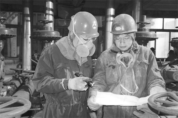 2-4 3 图为高学杰（右）与班.jpg