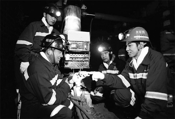 1722424225834151.jpg 2-2 1 2 张军民(右一)在井下现.jpg