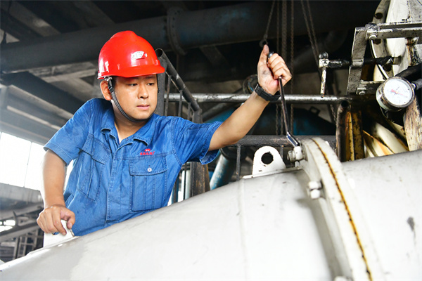 2 图为张雪牛正在现场检修旋流器.JPG