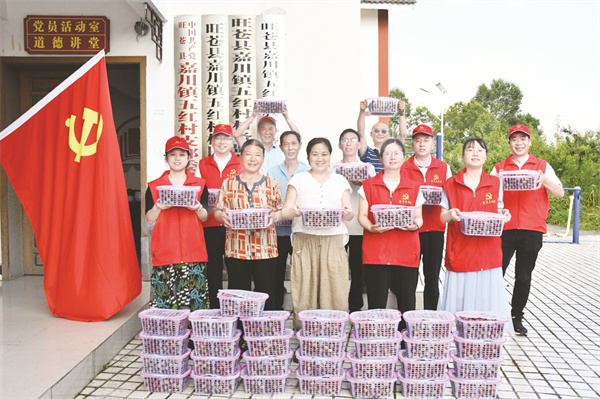8-2 4乡村振兴 与“李”同行.jpg