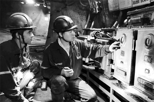 7-2 5新安煤矿：加强设备.jpg
