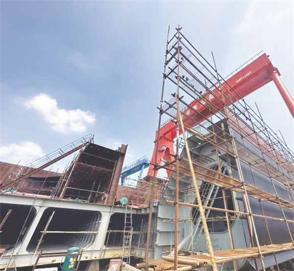 4-4 4 国营海东造船厂的在建出口船舶。蒋荣良 摄.jpg