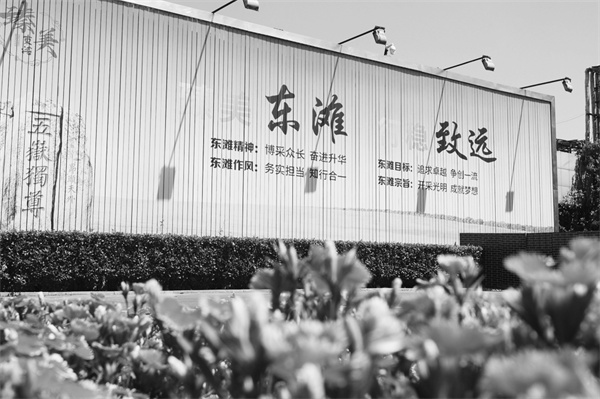 2-1 1 环境优美的工业广场.jpg