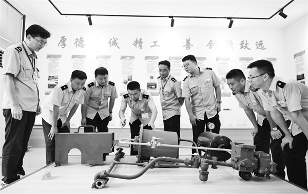 1723728760128996.jpg 7-1 图1由“工”变“匠”.jpg