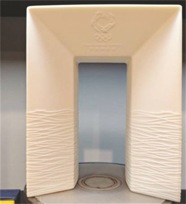 1723895424947781.jpg 1-2 图2白瓷《凯旋尊》.jpg