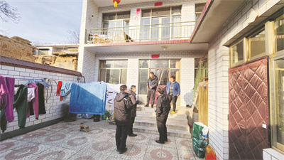 4-1 1 王东深入农户走访调研.jpg