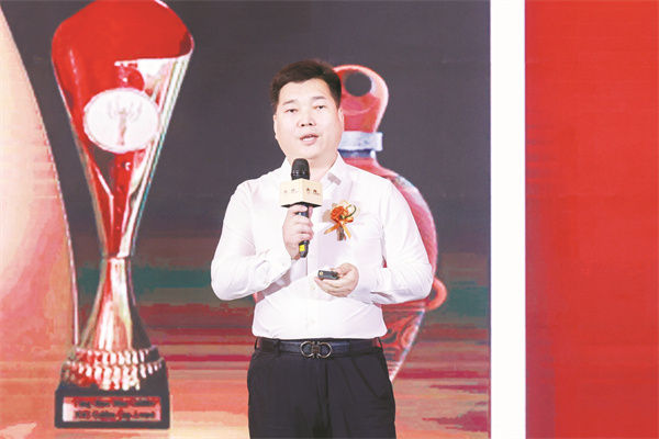 4-7 7图为仰韶酒业集团党委副书记、营销公司总经理郝惠锋.jpg