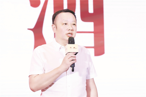 4-8 8图为河南仰韶营销有限公司副总经理王军学.jpg