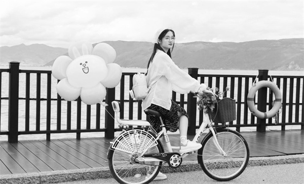 3-2 2，越南游客在大理洱海边骑行。 王贤思 摄.jpg