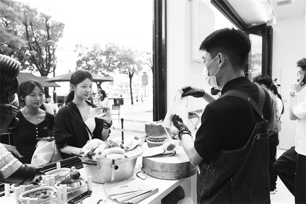 3-3 3，刘子齐正在为顾客演.jpg