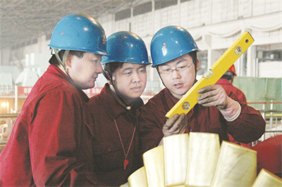 1724335947424069.jpg 5-3 3 韩志军(右一)在现场指导安全工作.jpg