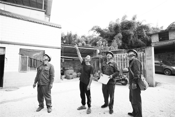 1724670086210801.jpg 3-3 3,抢修班组在张志明家.jpg