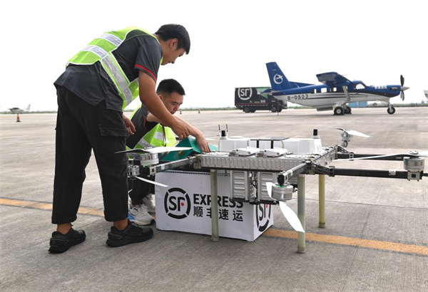 1724759839889840.jpg 4 6月28日,工作人员将贵阳特色农产品快递装进无人机。新华社记者 刘坤 摄.jpg