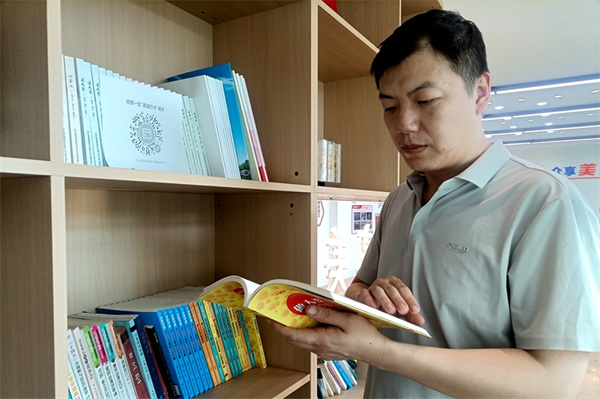 1724762723803993.jpg 5“职工书吧”吹来尚学风.jpg
