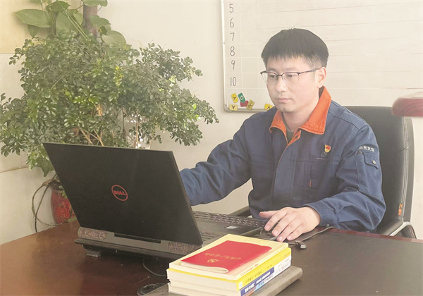 1724851082777382.jpg 8-5 7 “关键时刻就得站出.jpg