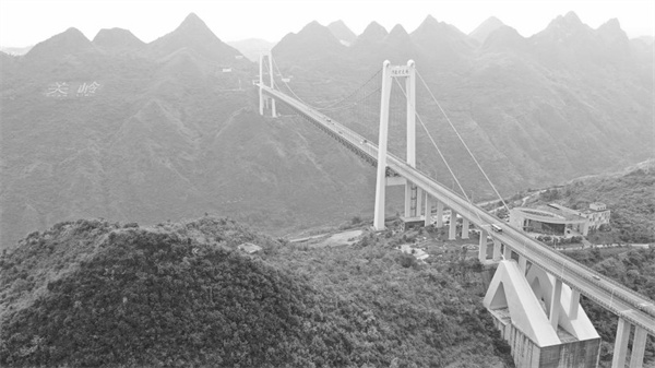 1724853487393040.jpg 3-2 4 贵州坝陵河大桥(资料照片)。新华社发.jpg