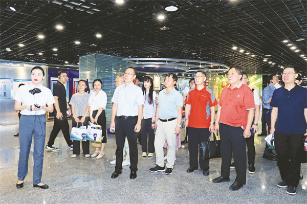 1725453572133009.jpg 8-14 14参会代表现场参观东方锅炉东方锅炉展厅.jpg