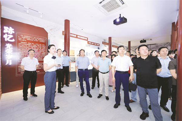 1725453606430785.jpg 8-15 15参会代表现场参观.jpg