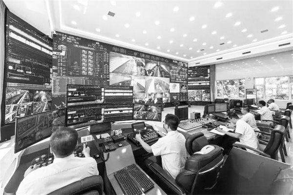 1725456860855674.jpg 3-2 2,华阳二矿调度指挥中心。 李鑫摄(1).jpg