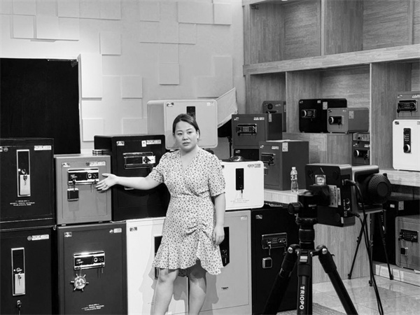 1725457180824430.jpg 3-4 4,赵彩梅正通过直播平.jpg