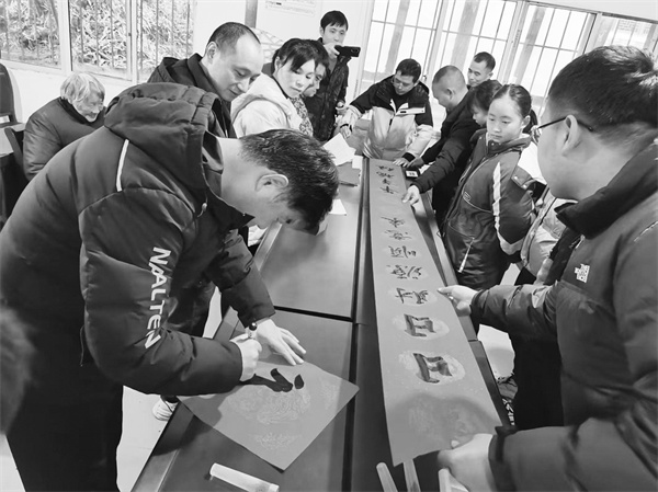 2-2 1 2,开展新春写对联活动.jpg