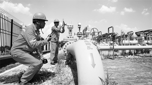 1725457491437269.jpg 2-3 4 1,无惧高温 奋战生产前沿.jpg