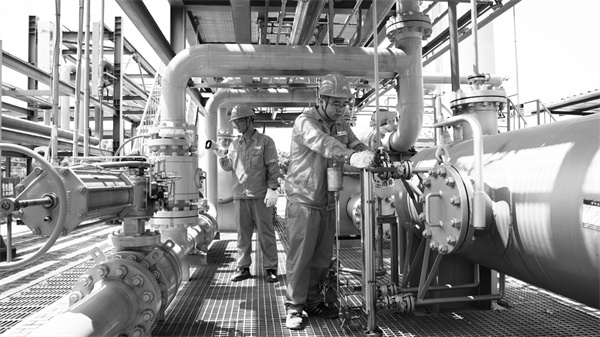 1725457513743969.jpg 2-4 4 2,无惧高温 奋战生产前沿.jpg