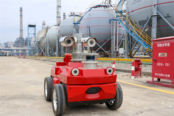 图5扬子石化机器人巡检 李树鹏 摄_proc.jpg