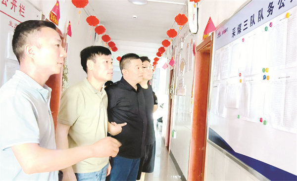 8-1 1 每月工资奖金分配坚持上墙公开。.jpg