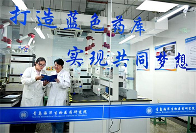 图1青岛海洋生物医药研究院两名科研人员在实验室交流.jpg