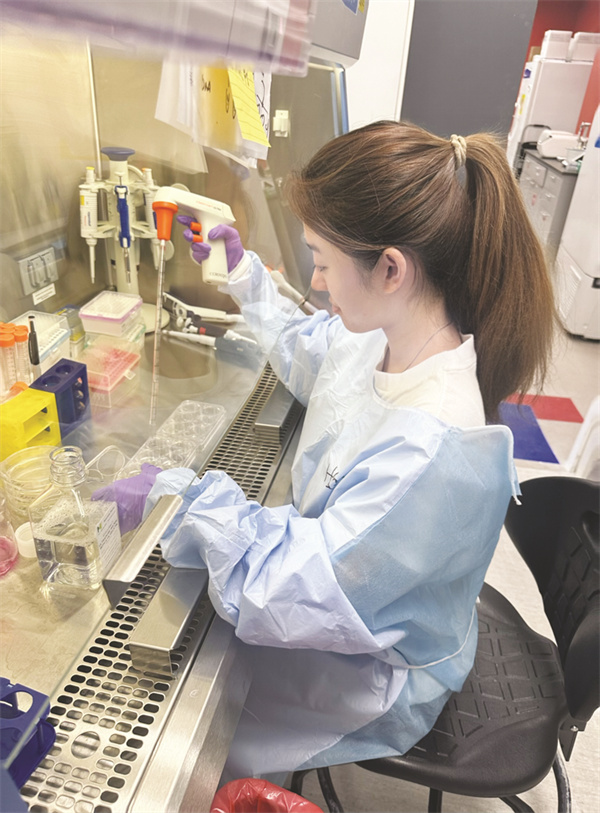 1725877939316725.jpg 8-3 6实验室中的陈海淇.jpg