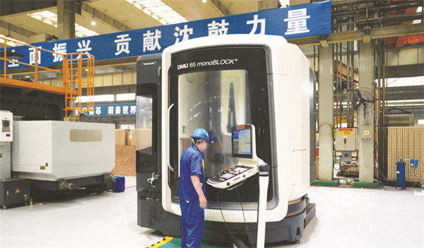 1-1 1 技术人员在沈鼓生产.jpg