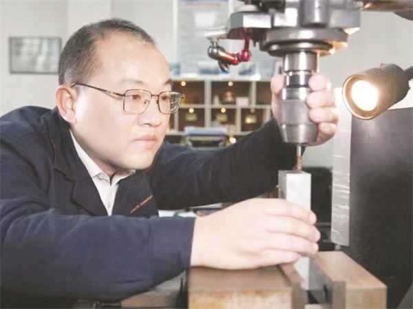 1726745883533220.jpg 4-2 5 卜伟伟专注磨削产品中.jpg