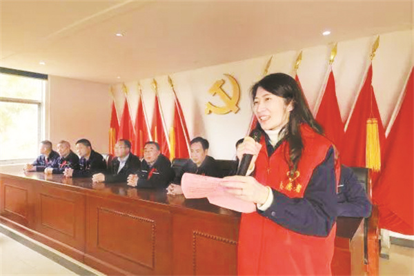 8-1 1 该厂党员在乡村振.jpg