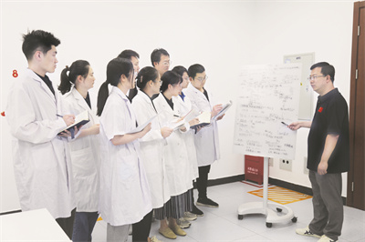 5-1 1、矢志不渝 勇攀.jpg