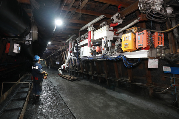 图1东滩煤矿创新应用单轨吊架棚机器人 减轻职工劳动强度_proc.jpg