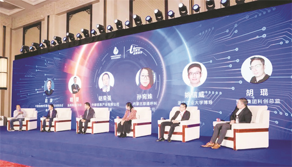 8-3 2 右一为胡琨.jpg