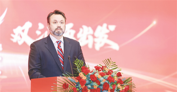 1728301609139805.jpg 4-9 9为:美国史密斯菲尔德公司总裁肖恩.jpg