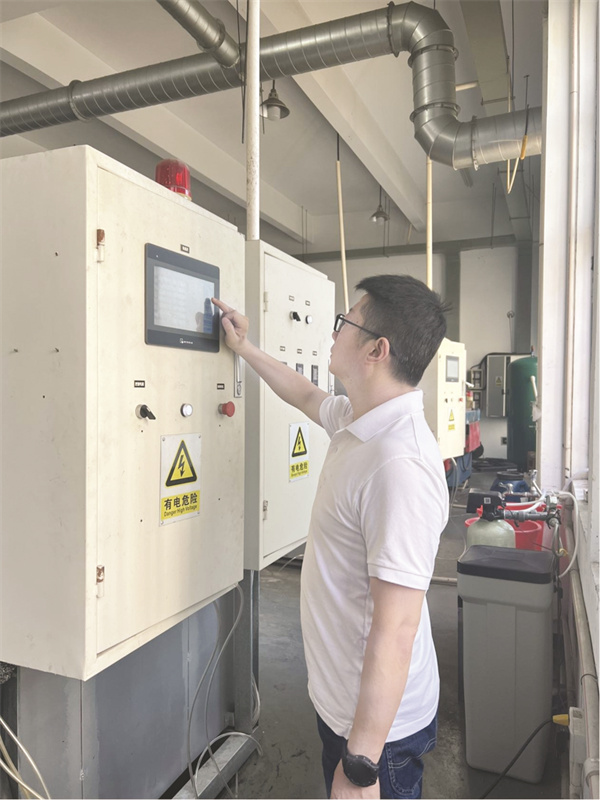 1728470350826017.jpg 5-3 3必发 正在工作中的张程鹏.jpg