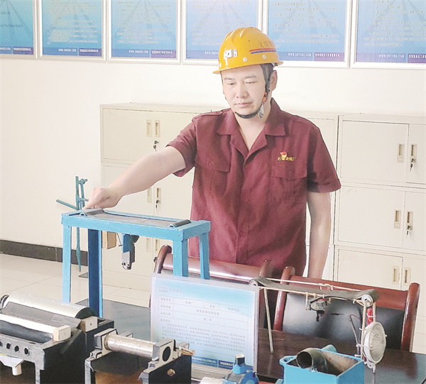 4-1 4 赵乐和他研制的各类创新成果模型.jpg