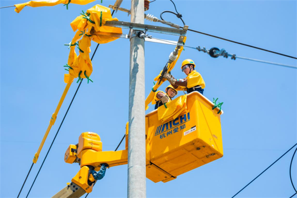 图6带电线路迁改“让行” 助力高架改造建设(1).png