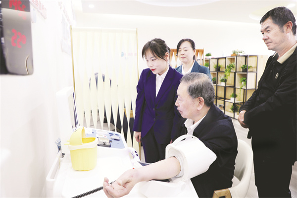 8-1 2图为志愿者为老人健康体检.jpg