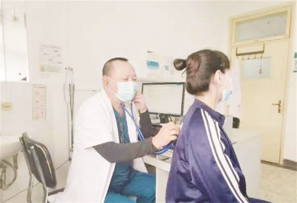 8-4 6 罗凌飞教授正在为患者治疗.jpg