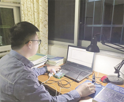 1729343997921239.jpg 4-2 5 图1 作业人员进行设备研发调试.jpg