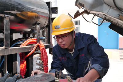 1729346183333093.jpg 图 2每天到车间看看设备是马志鹏的习惯_proc.jpg